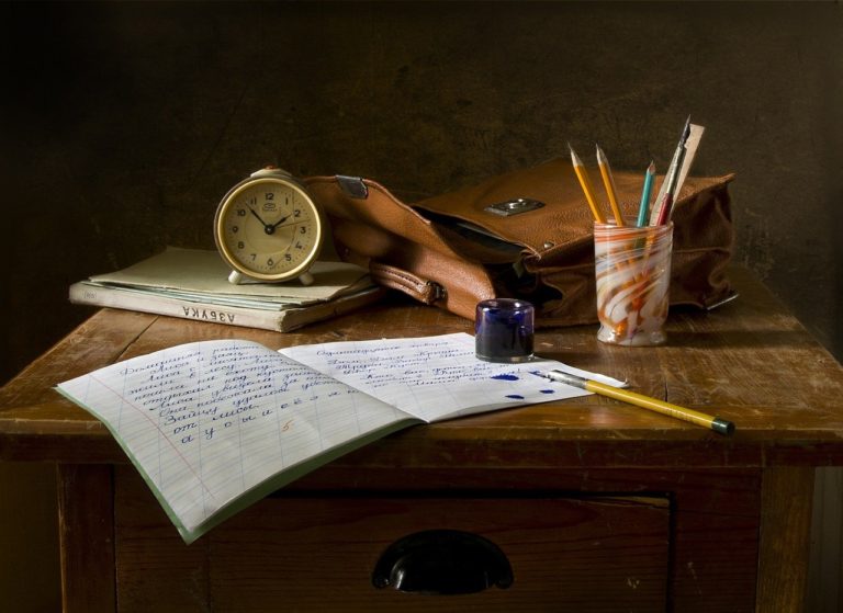 bureau avec cahier et crayon